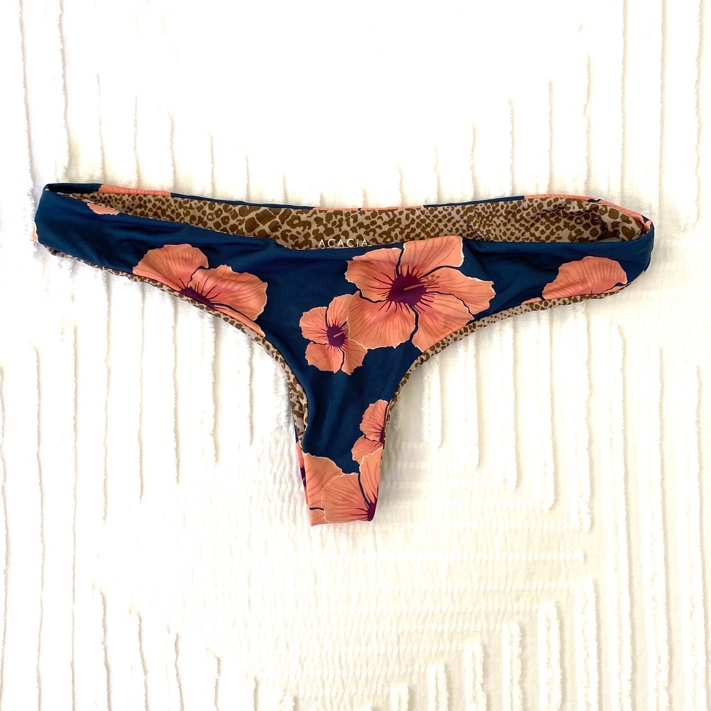 Acacia Hookipa bottoms in hibiscus. Size medium.